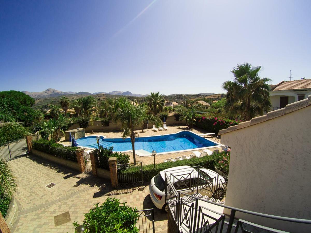 Mansarda Con Vista Piscina Villa Campofelice Di Roccella Exterior photo